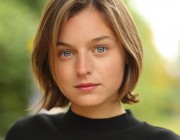 Emma Corrin kimdir?
