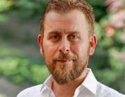 Ömür Akkor kimdir?